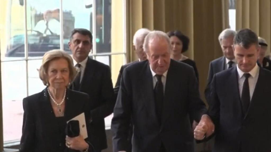Juan Carlos I llega, acompañado de doña Sofía, al Palacio de Buckingham, este domingo.