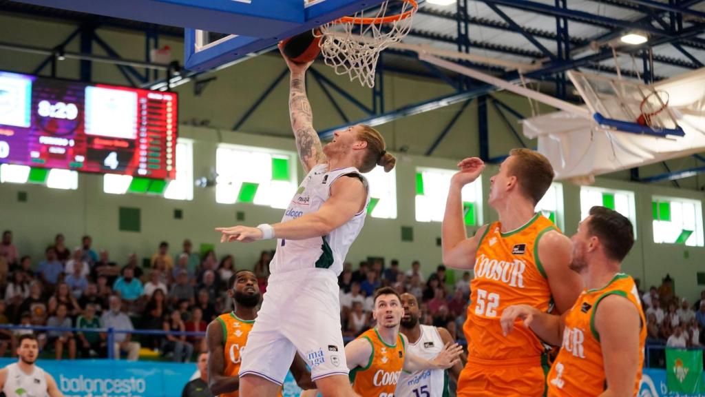 Osetkowski bajo el aro ante el Coosur Real Betis.