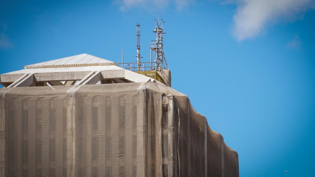 Imagen de la parte alta del antiguo edificio de Correos, en Málaga.