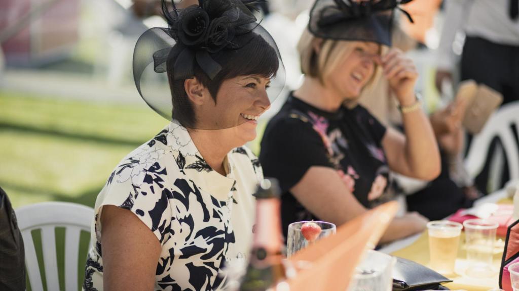 Mujeres luciendo tocados