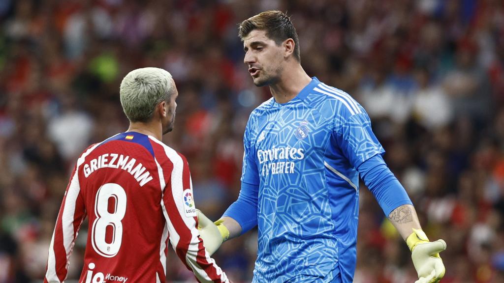 Griezmann y Courtois discuten durante el derbi madrileño