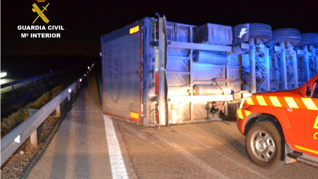 El camión volcó en la A-4 y provocó el corte total de la autovía en sentido hacia Madrid.