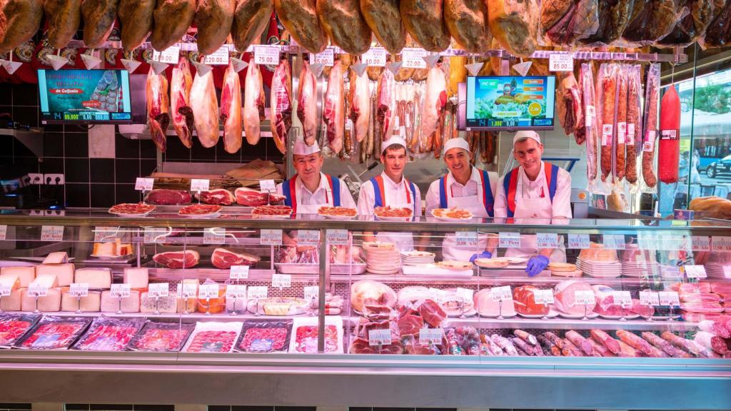 Equipo de charcutería Museo del Jamón en Gran Vía.