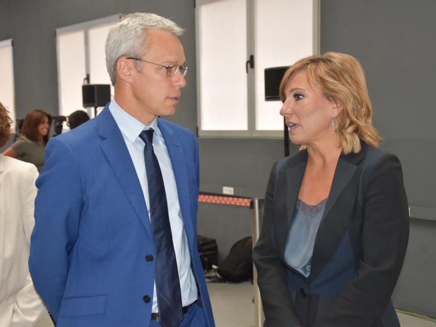 Bruno Arias, director de la planta de Michelin en Valladolid, conversa con Mireia Arroyo de la Parte, responsable de Relaciones Institucionales de Gestamp