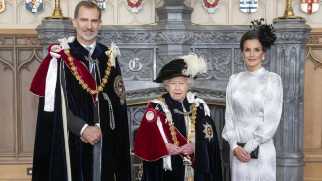 Los reyes Felipe VI y Letizia junto a la reina Isabel II de Inglaterra.