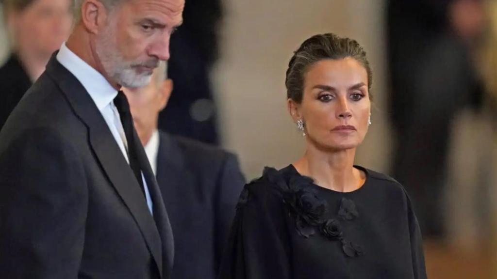 Los reyes de España, Felipe VI y Letizia, en la capilla ardiente de la Reina.