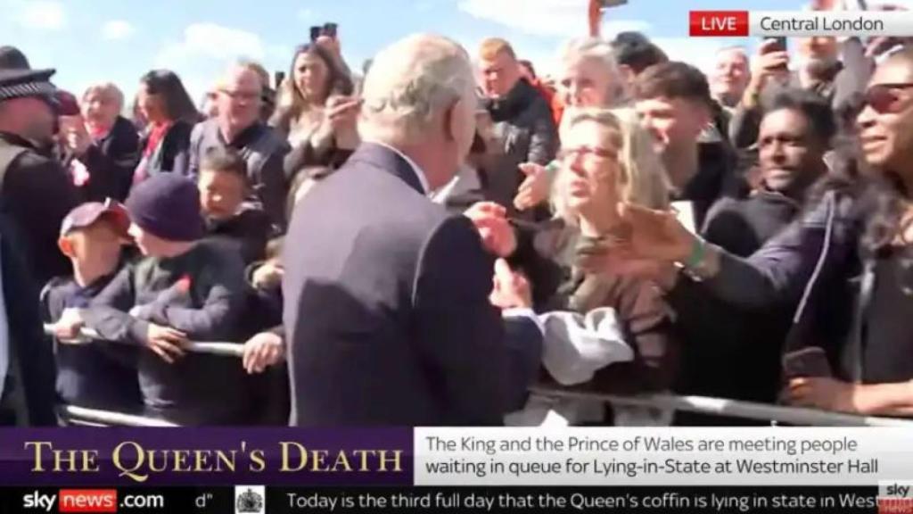 El rey Carlos charlando con algunos ciudadanos.