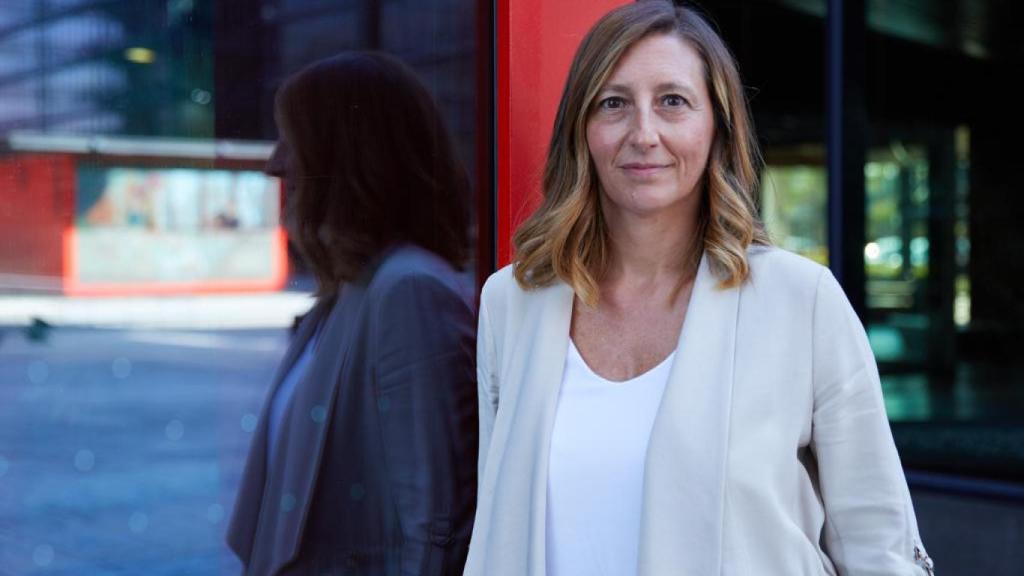 Julia Velasco en la entrada del edificio de Vodafone.