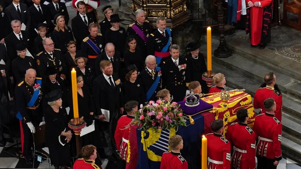Felipe VI y Letizia junto a los eméritos en el momento en que llegaba el féretro de Isabel II.