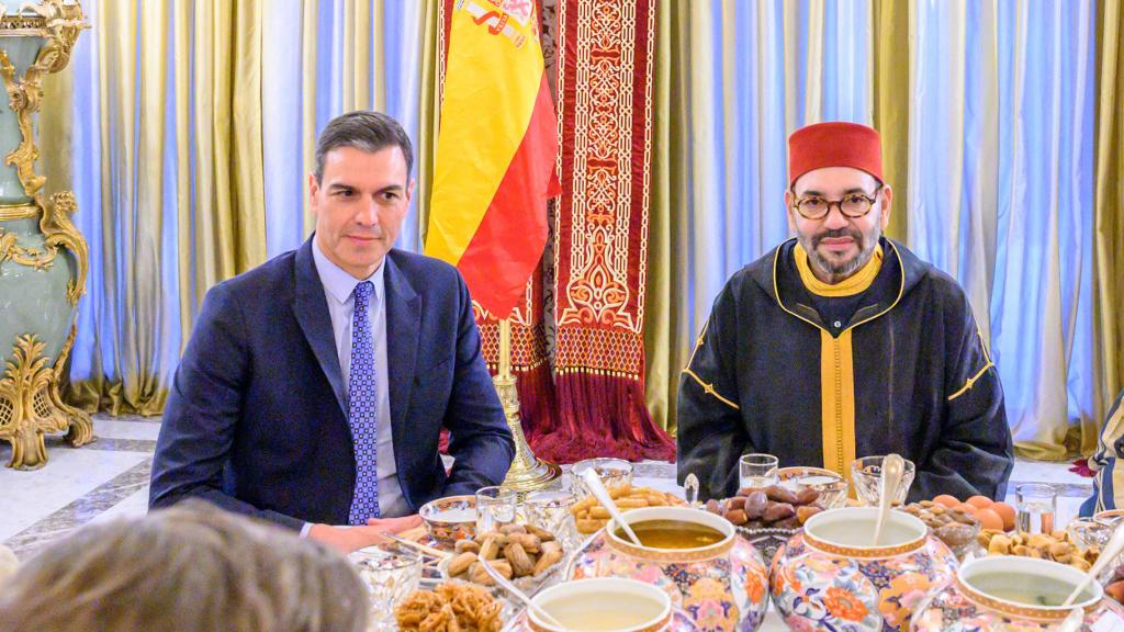 De izquierda a derecha: Pedro Sánchez, Mohamed VI, Moulay Hassan y Moulay Rachid en el Palacio Real de Rabat.