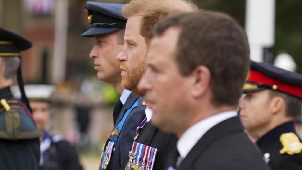 Harry y Guillermo mirando al frente durante el funeral, sin intercambiar ningún gesto cómplice.