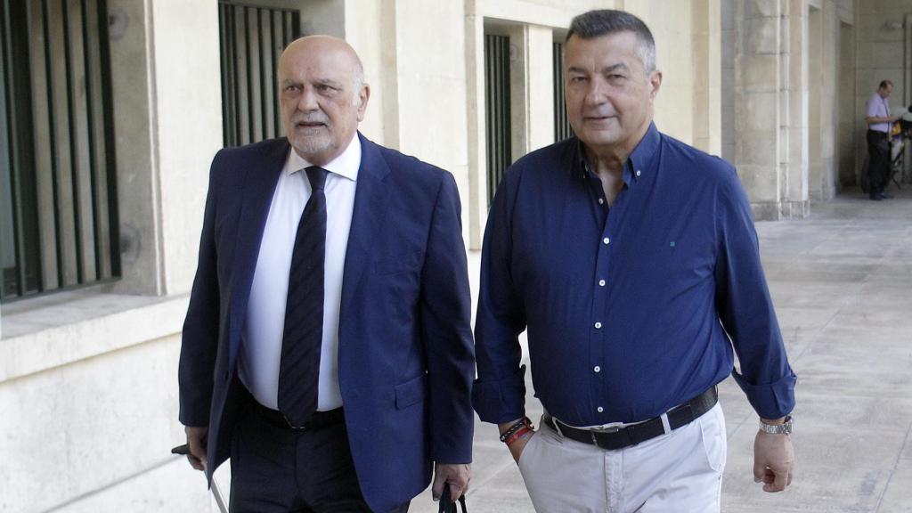 El exedil de Atención Urbana y exvicealcalde de Alicante (derecha), Andrés Llorens, y su abogado, este lunes.