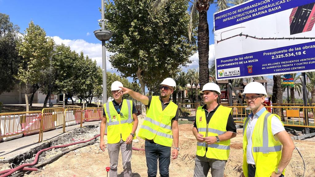 El alcalde Bernabé Cano, segundo derecha, durante la visita a las obras de la avenida Marina Baixa.