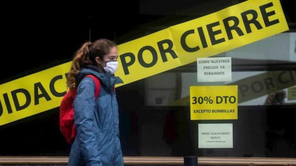 Una empresa anunciando una liquidación por cierre durante la pandemia, en imagen de archivo.