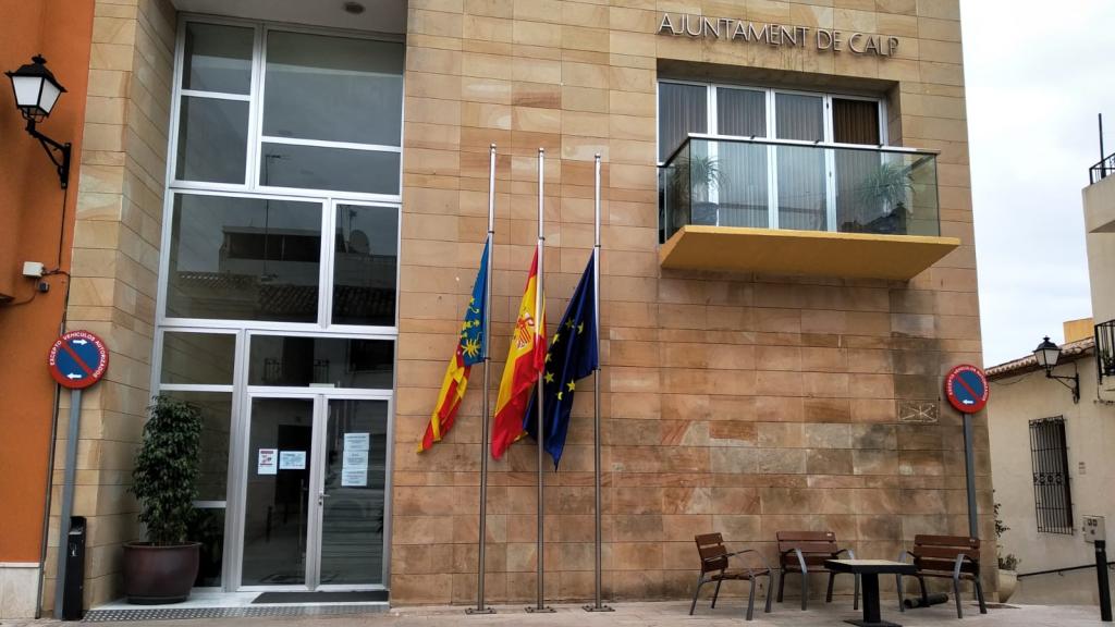 Las banderas del Ayuntamiento de Calpe lucen a media asta y con crespones negros.