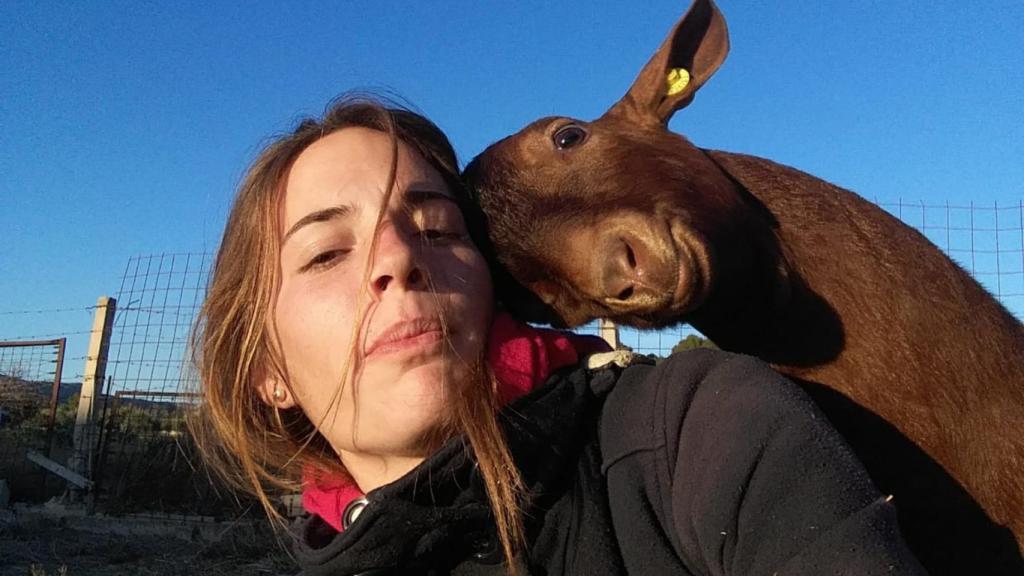 María Tornero con una de sus cabras favoritas en 2018.