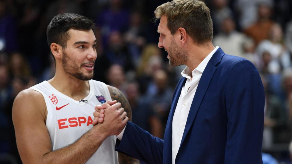 Willy Hernangómez recibe el premio de MVP del Eurobasket de manos de Dirk Nowitzki