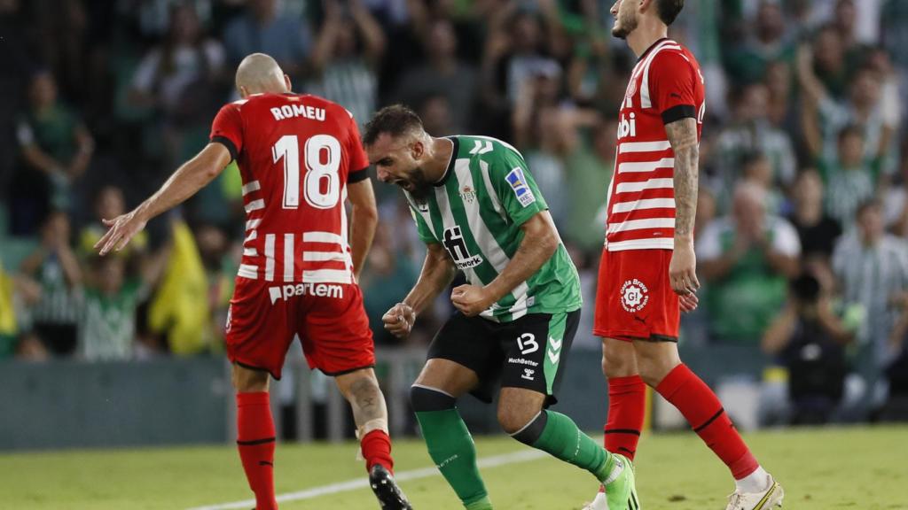 Borja Iglesias celebra un gol con el Real Betis