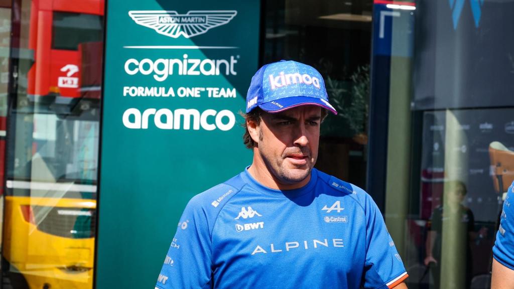 Fernando Alonso, durante un Gran Premio de Fórmula 1, junto al motorhome de Aston Martin