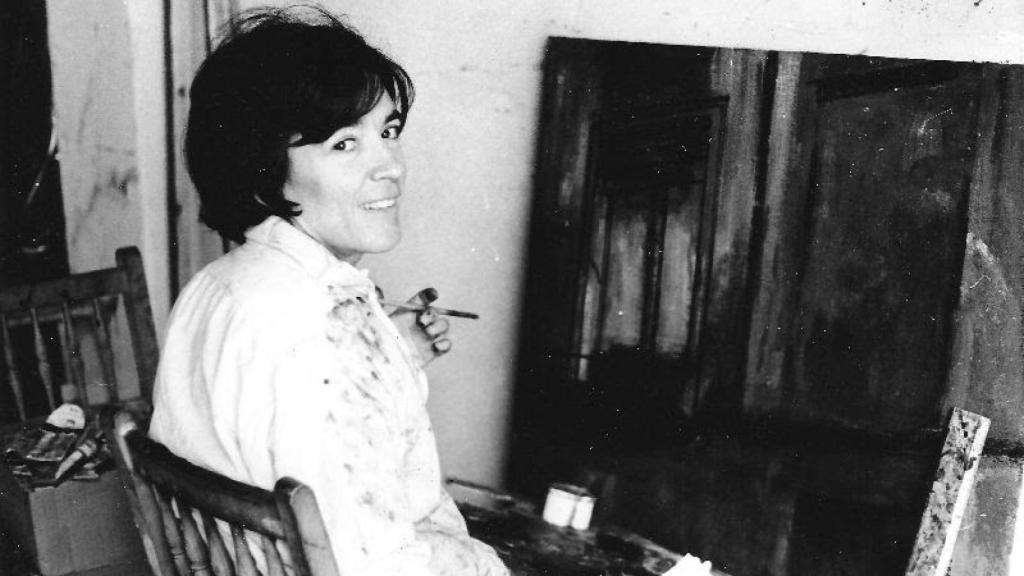 Amalia Avia pintando, en 1972