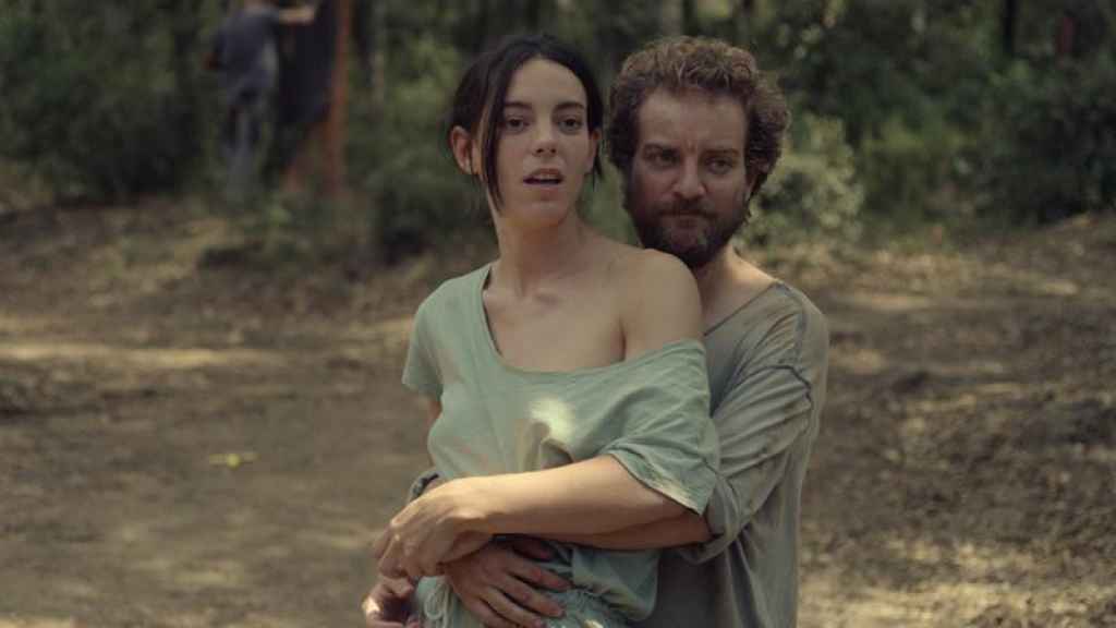 Vicky Luengo y Pol López en una escena de 'Suro', película dirigida por Miker Gurrea