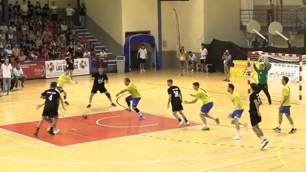 Estreno de Uríos con el Vestas Alarcos. Foto: Twitter @RFEBalonmano.