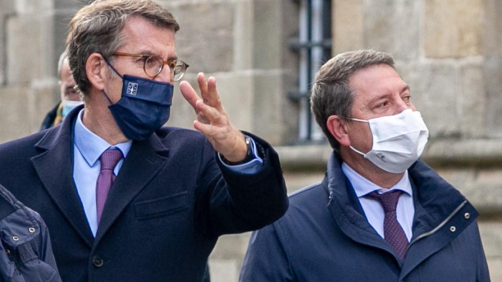 García-Page y Núñez Feijóo pasean por Santiago de Compostela en noviembre de 2021.