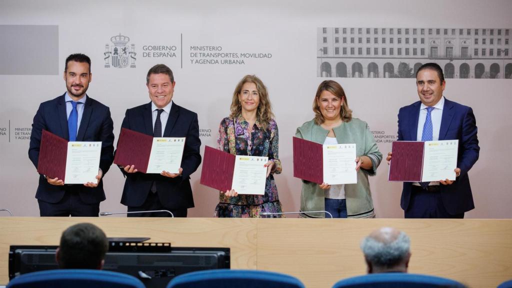 Firma del acuerdo. Foto: Europa Press / Alejandro Martínez Vélez.