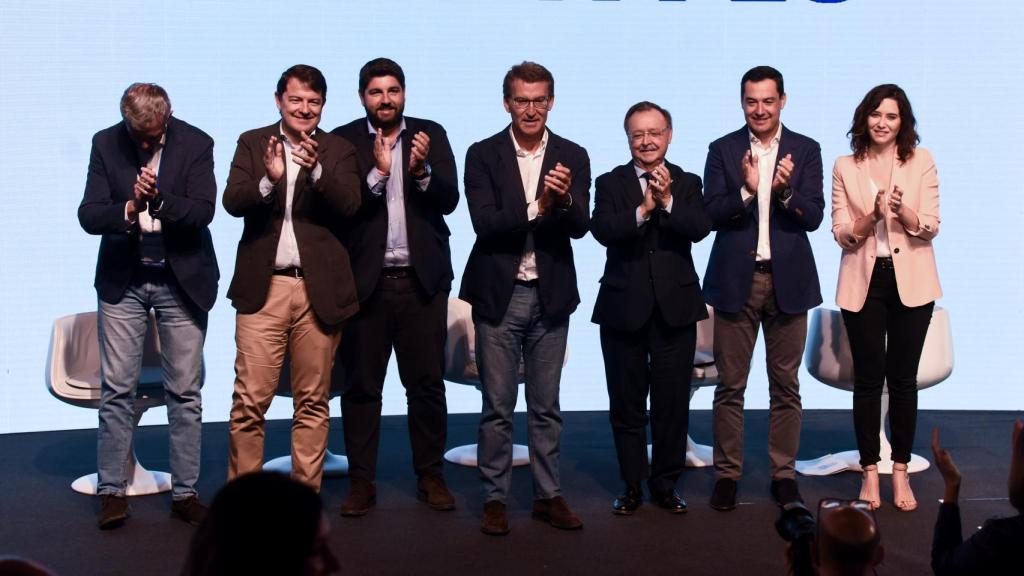 El presidente de la Xunta de Galicia, Alfonso Rueda; el presidente de Castilla y León, Fernández Mañueco; el presidente de la Región de Murica, López Miras; el presidente del Partido Popular, Alberto Núñez Feijóo; el presidente de Ceuta, Juan Jesús Vivas; el presidente de la junta de Andalucía, Juanma Moreno; y la presidenta de la Comunidad de Madrid, Isabel Díaz Ayuso, en la XXV Interparlamentaria Popular de Toledo.