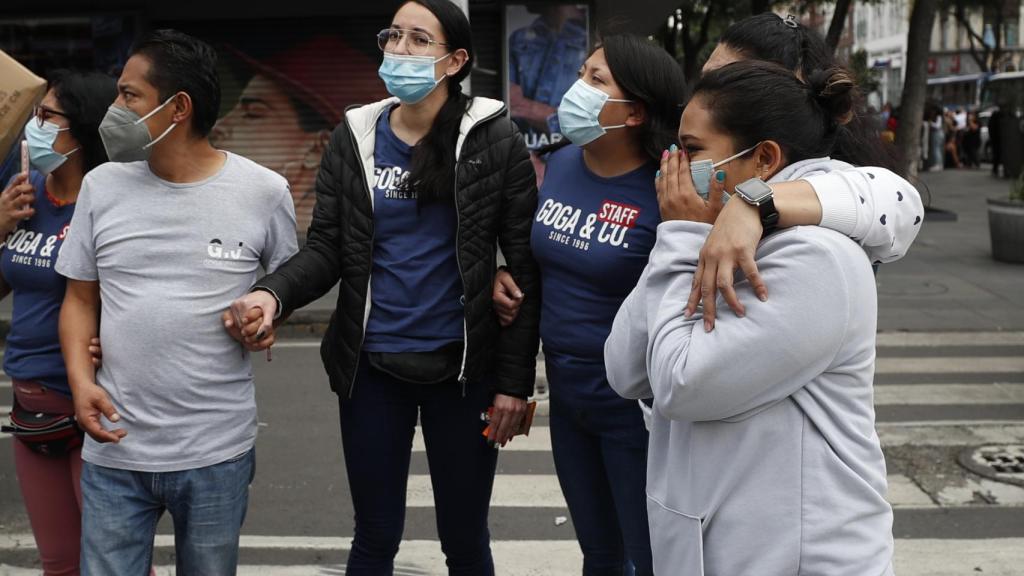 Personas permanecen en las calles tras activarse la alerta sísmica en la Ciudad de México.