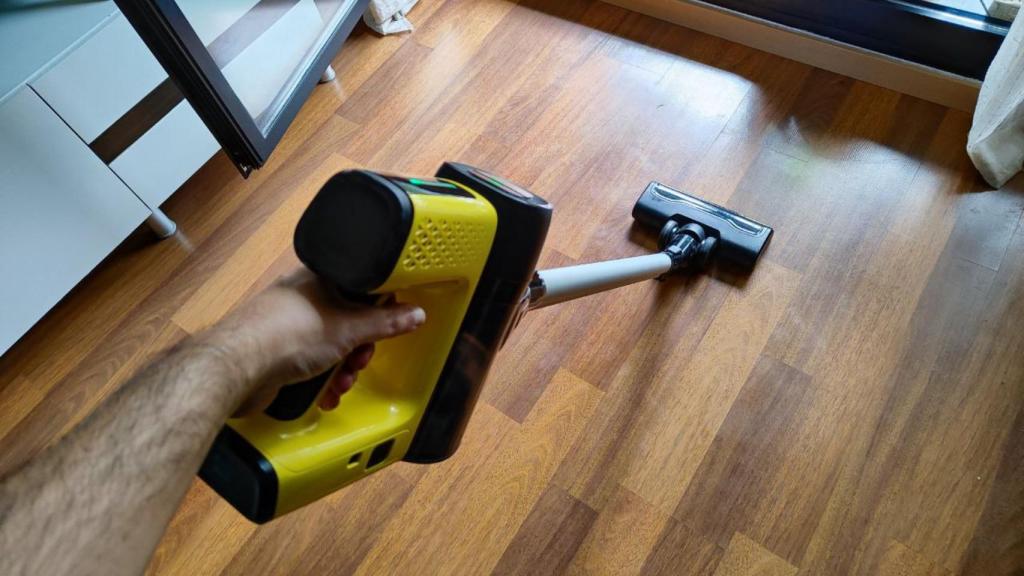 La Kärcher VC 7 con el tubo y la boquilla para suelos.