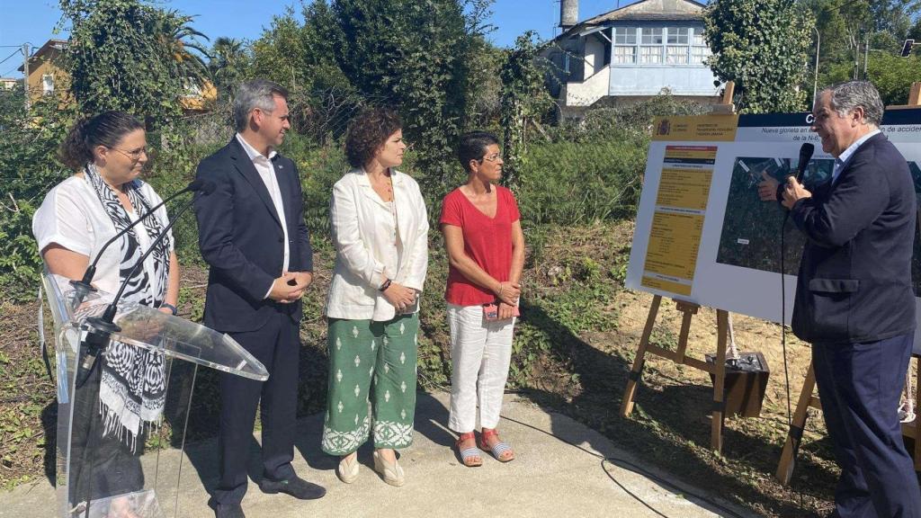 El delegado del Gobierno, José Miñones, supervisa el inicio de las obras en la N-6 en Bergondo (A Coruña).