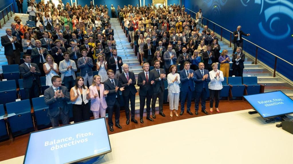 El titular de la Xunta, Alfonso Rueda, preside un encuentro con los miembros de su gobierno.