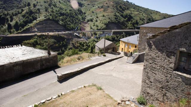 Operarios y grúas trabajan durante el desmontaje del tercer y último vano del viaducto de la A6.