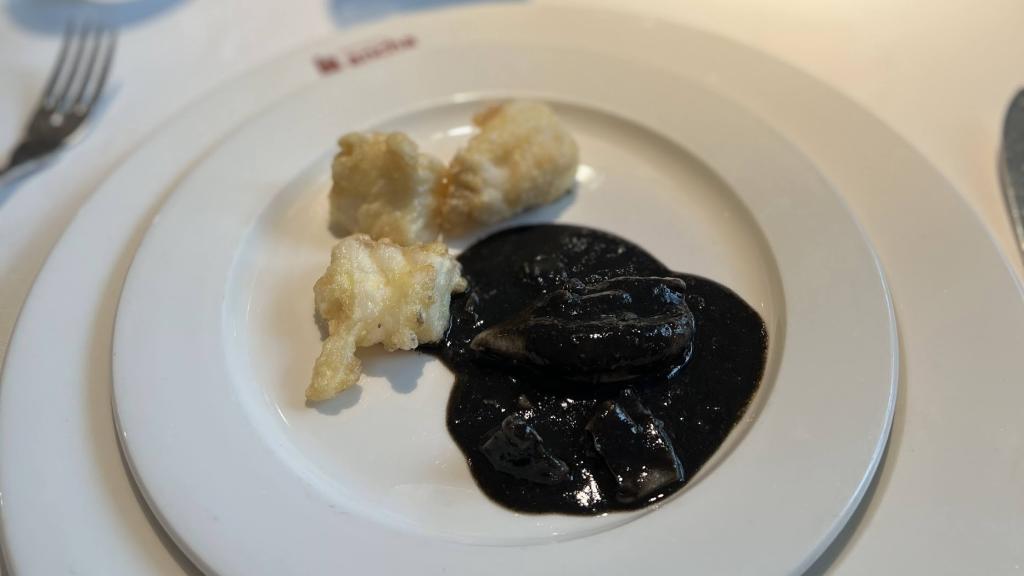 Lomos de merluza a la romana y los chipirones en su tinta