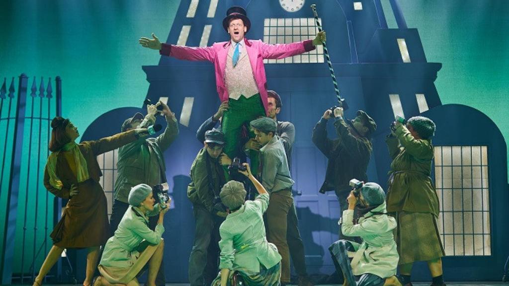 Edu Soto (en el centro) en 'Charlie y la fábrica de chocolate'