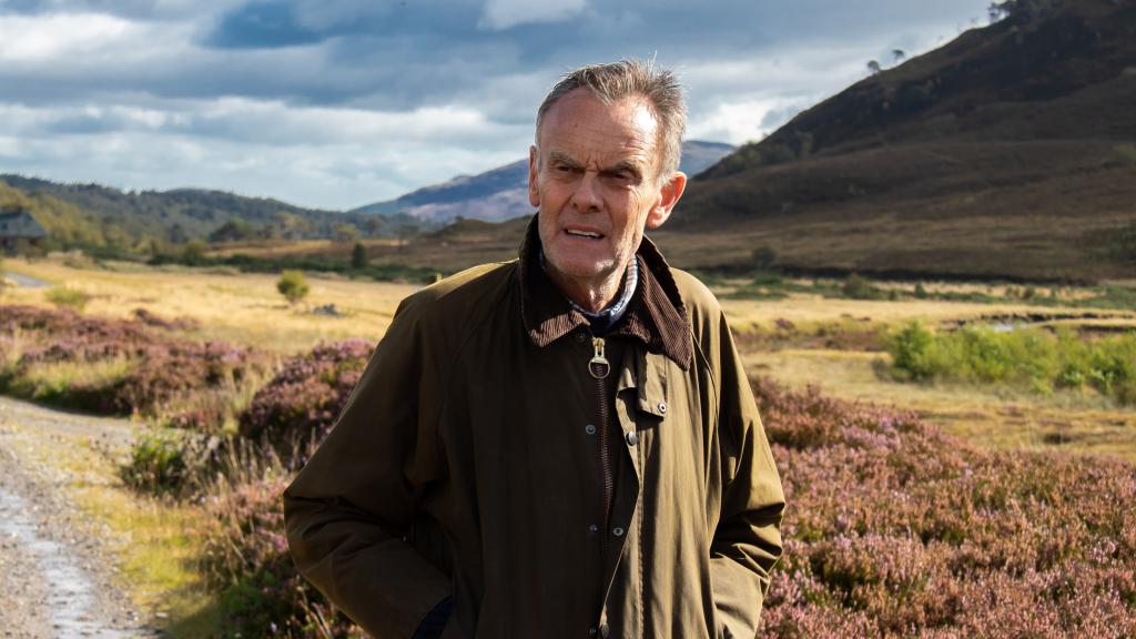Paul Lister camina por Alladale Wilderness