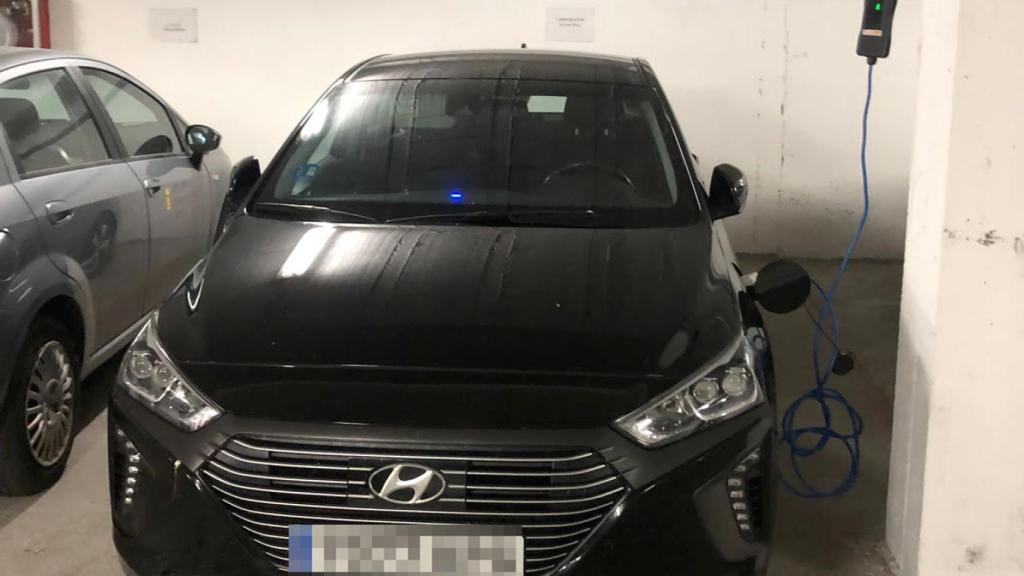 El coche de Monserrat Muro siendo cargado en el Ayuntamiento de Talavera de la Reina.