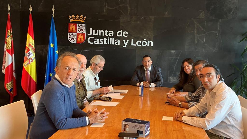 Reunión del jurado del 'Toro de Oro', en la Delegación de la Junta