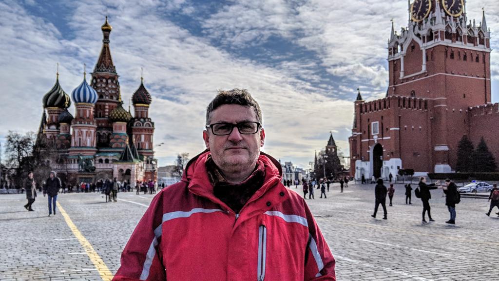 Marl Galeotti fotografiado en la Plaza Roja de Moscú. Foto cedida por Capitán Swing