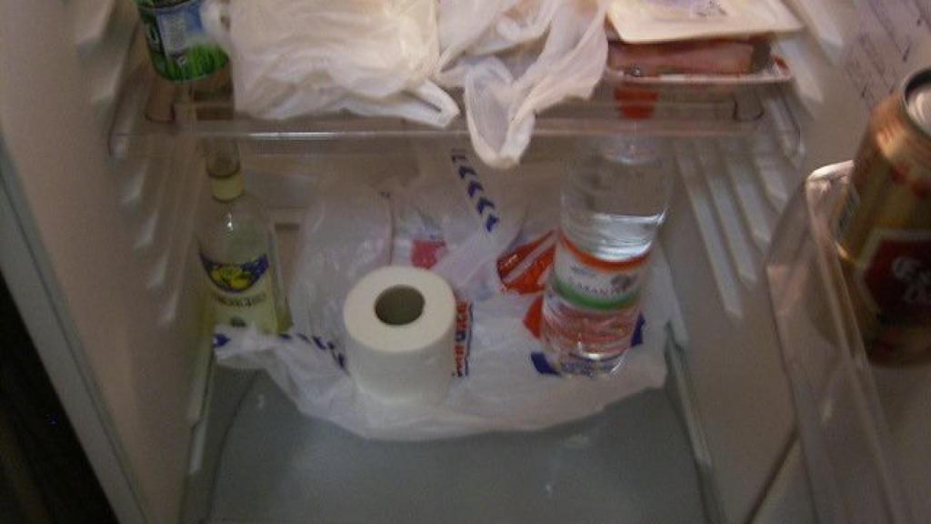 Rollo de papel higiénico en la nevera