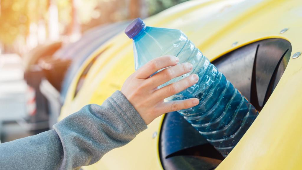 Imagen de archivo de un contenedor amarillo.