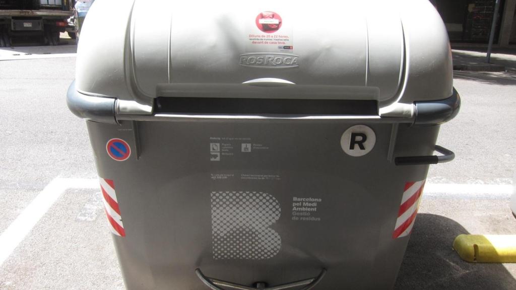 Contenedor gris en Barcelona.