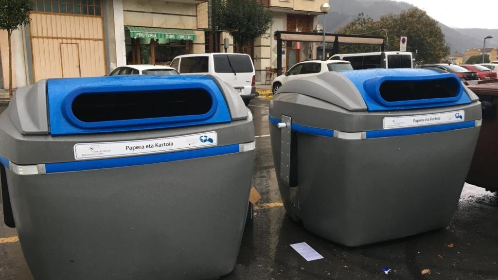 Contenedores azules.