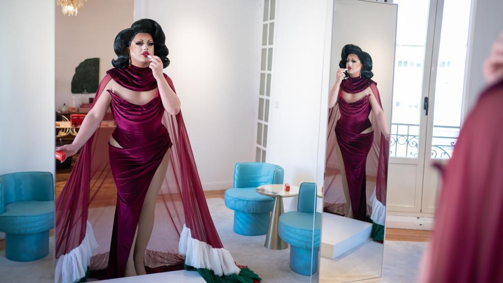 Choriza May pintándose los labios con la barra Chorizo Style en el atelier de Redondo Brand.