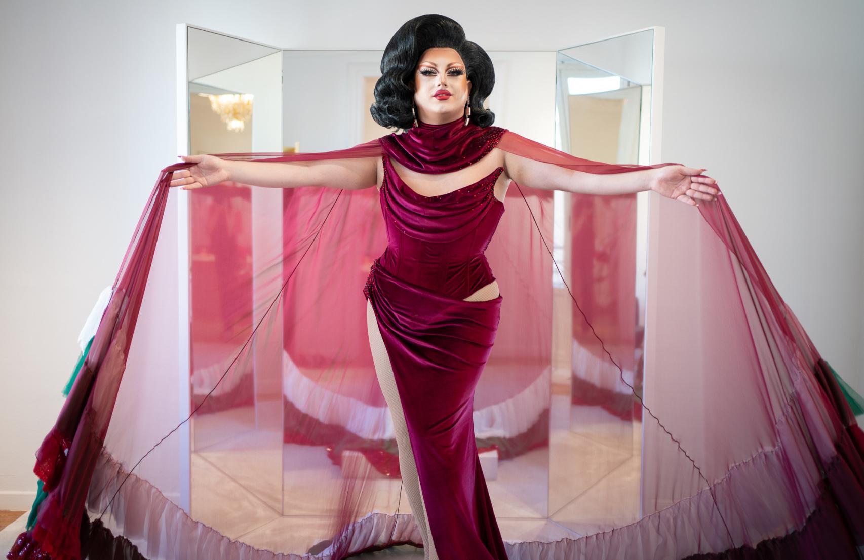 Choriza May luciendo la capa 'chorizo couture' de Redondo Brand.