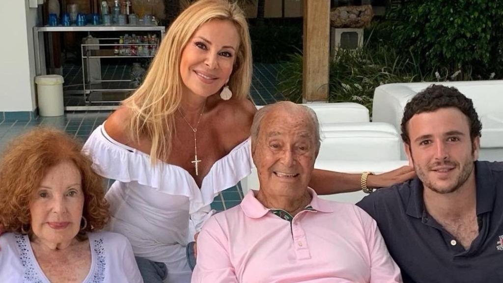 Ana Obregón junto a sus padres y su hijo en la casa de El Manantial, en Mallorca.