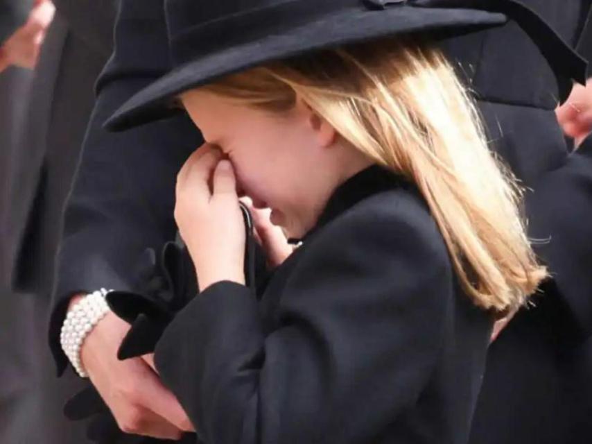 Charlotte, desconsolada en el funeral de su bisabuela.