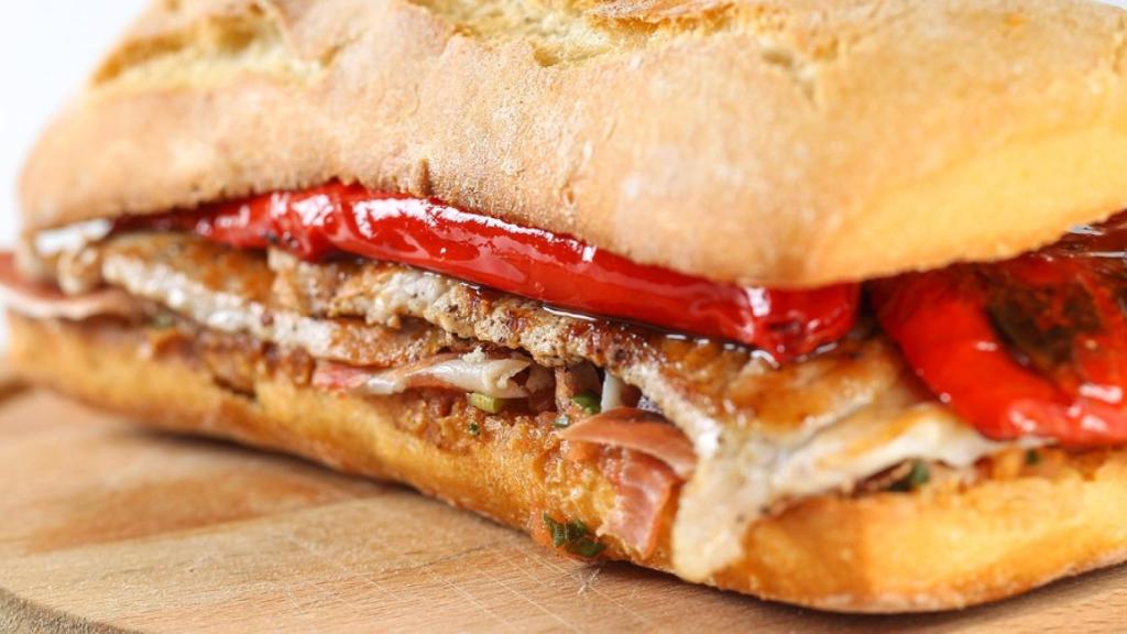 Un bocadillo de lomo con pimientos.
