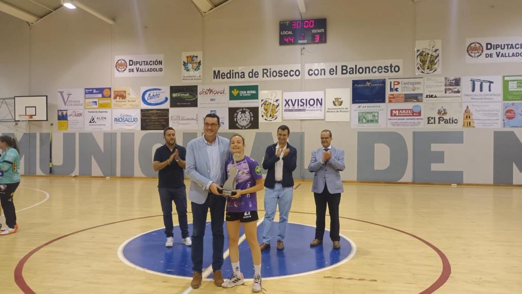 Entrega del Trofeo Diputación logrado por el Caja Rural Aula Valladolid
